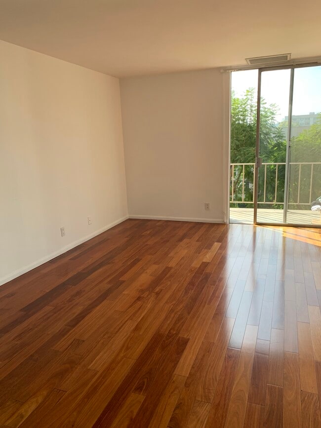 Building Photo - 100 S Doheny Dr