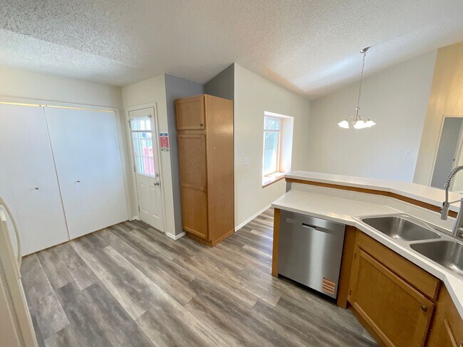 Building Photo - 4 Bedroom Home Available Near Research Pkwy & Scarborough Dr!