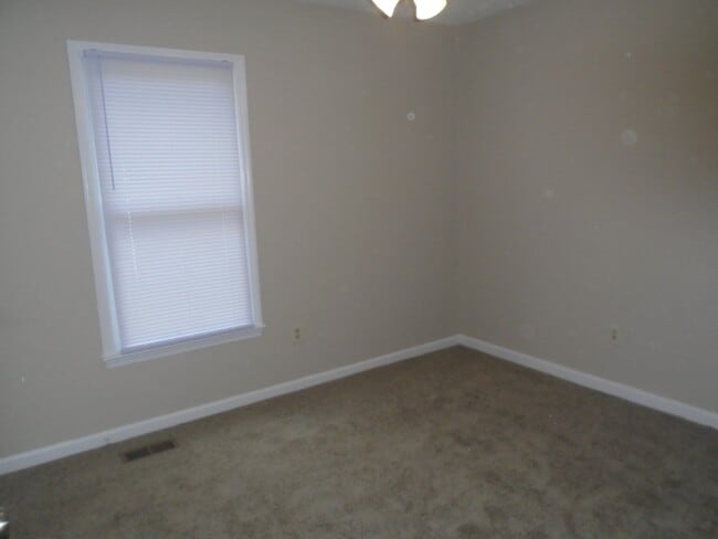 Building Photo - 912 Hollydale Ln