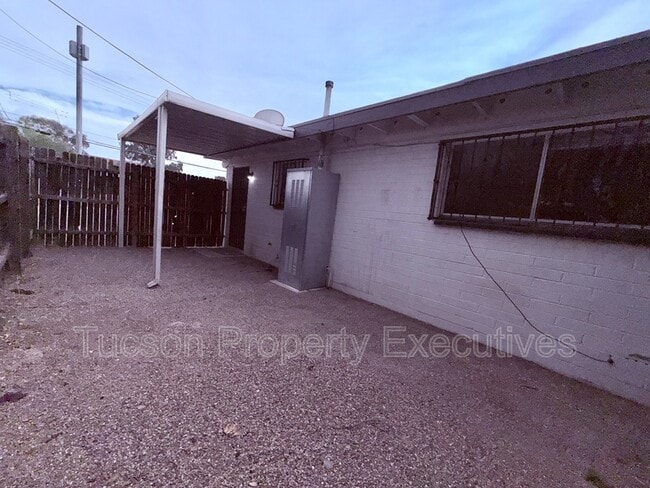 Building Photo - 4235 E Lee St