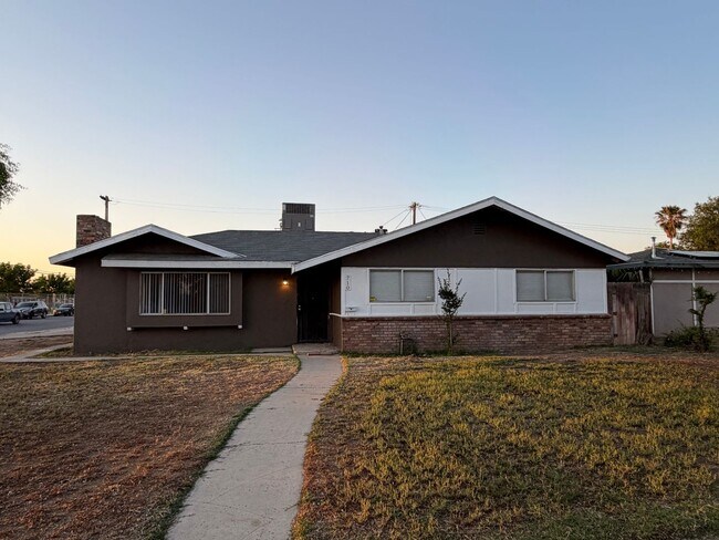 Building Photo - Affordable 3 BD 2 BA house in SW Bakersfield on a corner lot