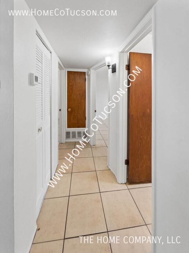 Building Photo - 1446 E Iowa Dr
