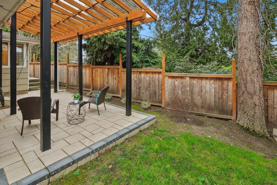 Building Photo - 2402 E Interlaken Blvd