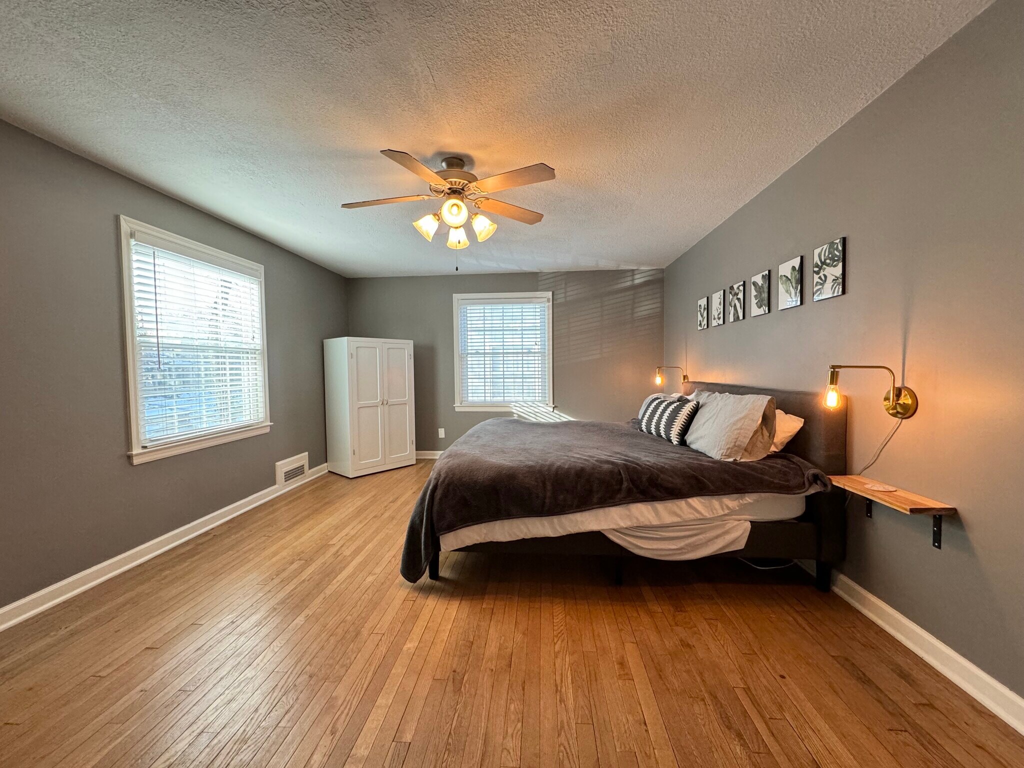 Building Photo - 620 E 63rd Ter