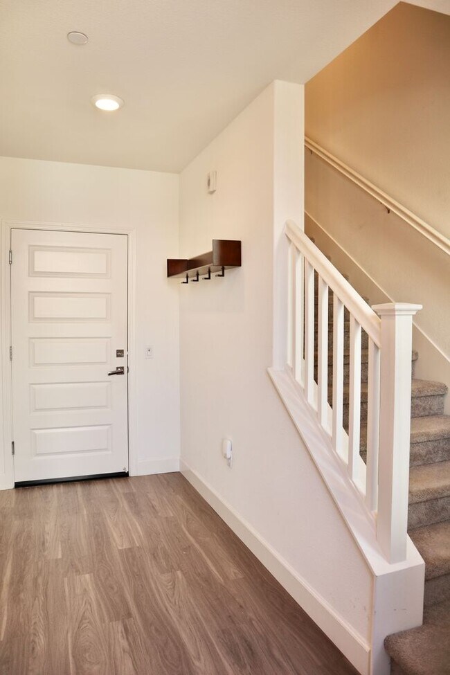 Building Photo - Gorgeous 3-story Townhome Available for Rent! Cherry-Guardino Neighborhood