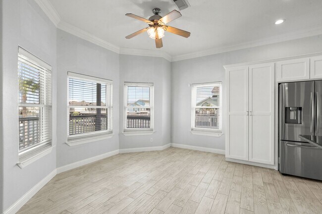 Building Photo - Waterfront Living at Its Best – For Rent on Tiki Island