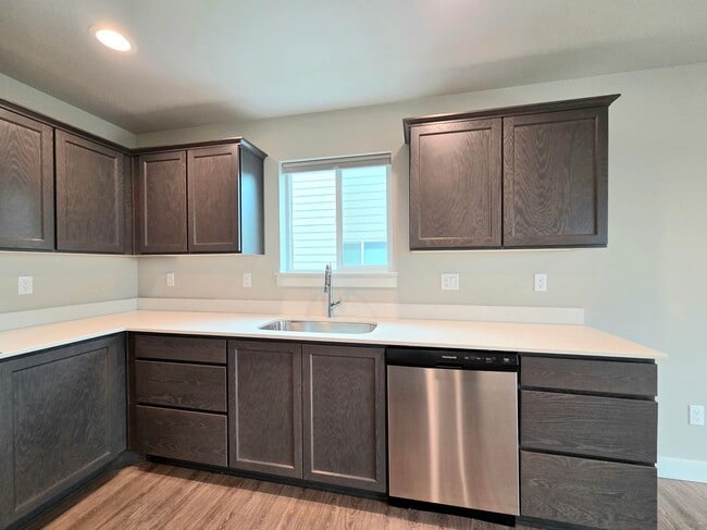 Building Photo - Single Family Home w/ Private Yard + Garage – Available Now!