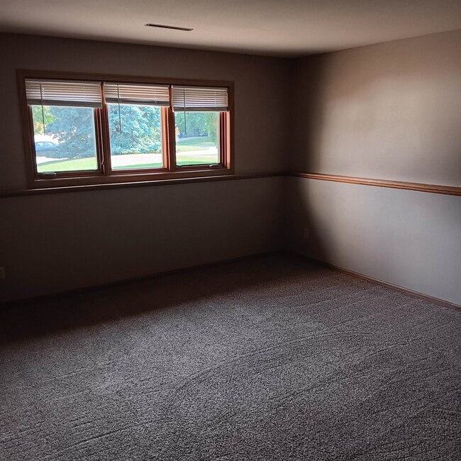 Building Photo - 2649 Stanbrook St
