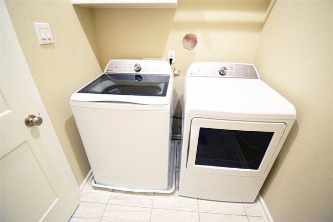 Building Photo - 9442 Starlight Oak Dr