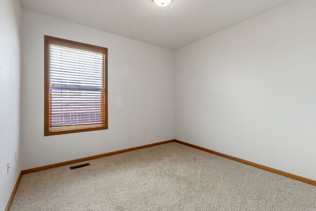 Building Photo - Great Ranch in the heart of Loveland!