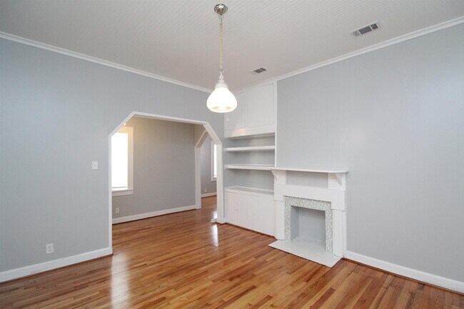 Building Photo - 618 N B St