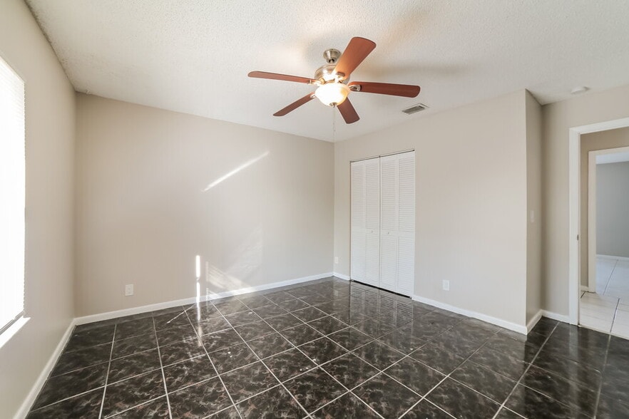 Building Photo - 5901 Lincoln Cir W