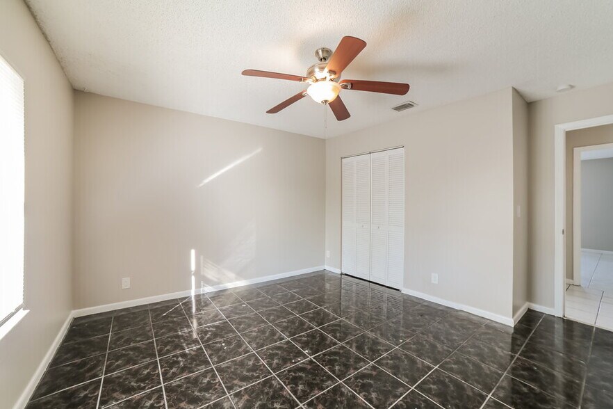 Building Photo - 5901 Lincoln Cir W