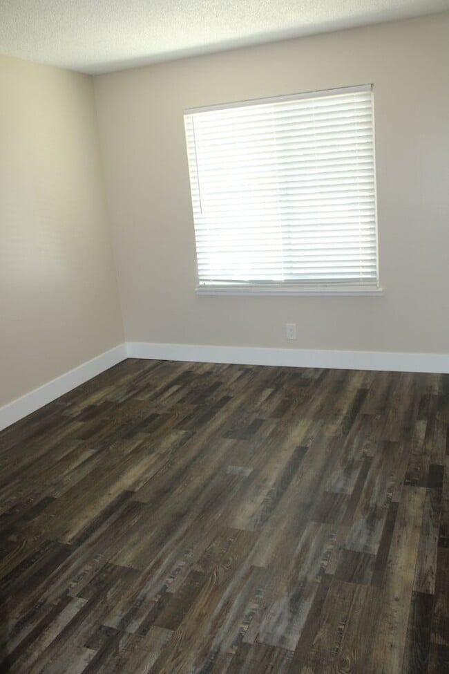 Building Photo - Updated 4 bedroom, 1 1/2 bathroom Townhome...