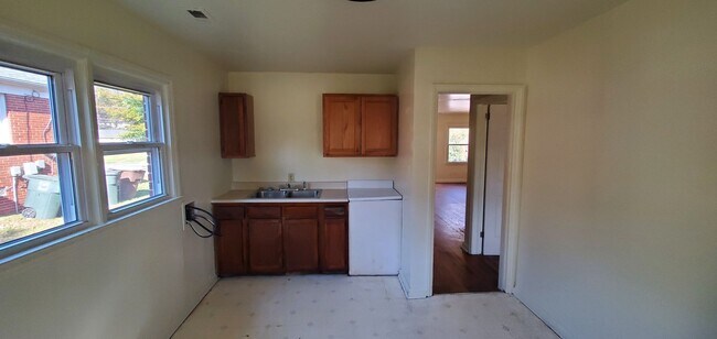 Building Photo - 2 Bedroom Duplex
