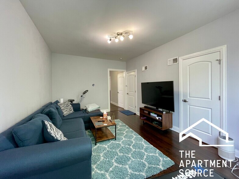 Building Photo - 2824 N Ridgeway Ave