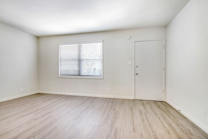 Primary Photo - 300 California Ave