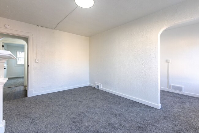 Building Photo - 522 E Warrington Ave