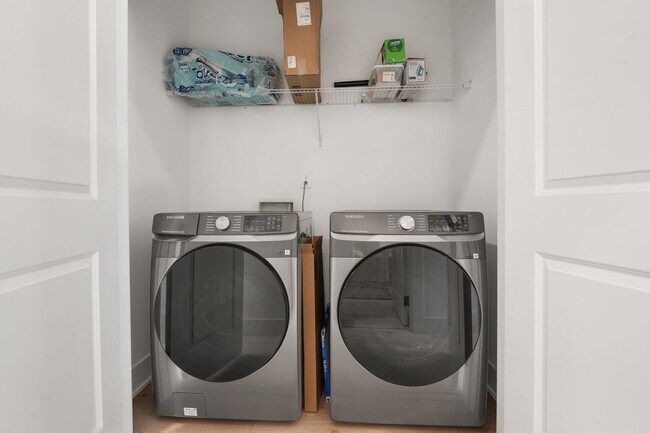 Building Photo - Stunning Like-New Townhome in Prime South Durham Location!