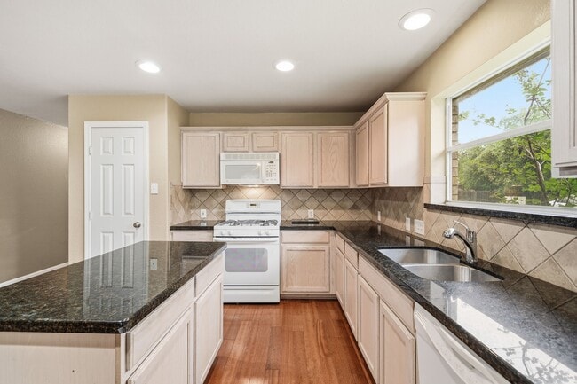 Building Photo - 2010 Hanover Springs Ln