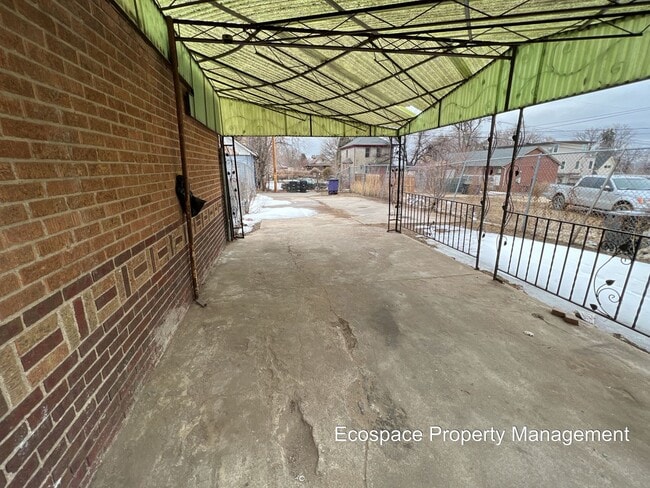 Building Photo - Backside Duplex in Park Hill Available!