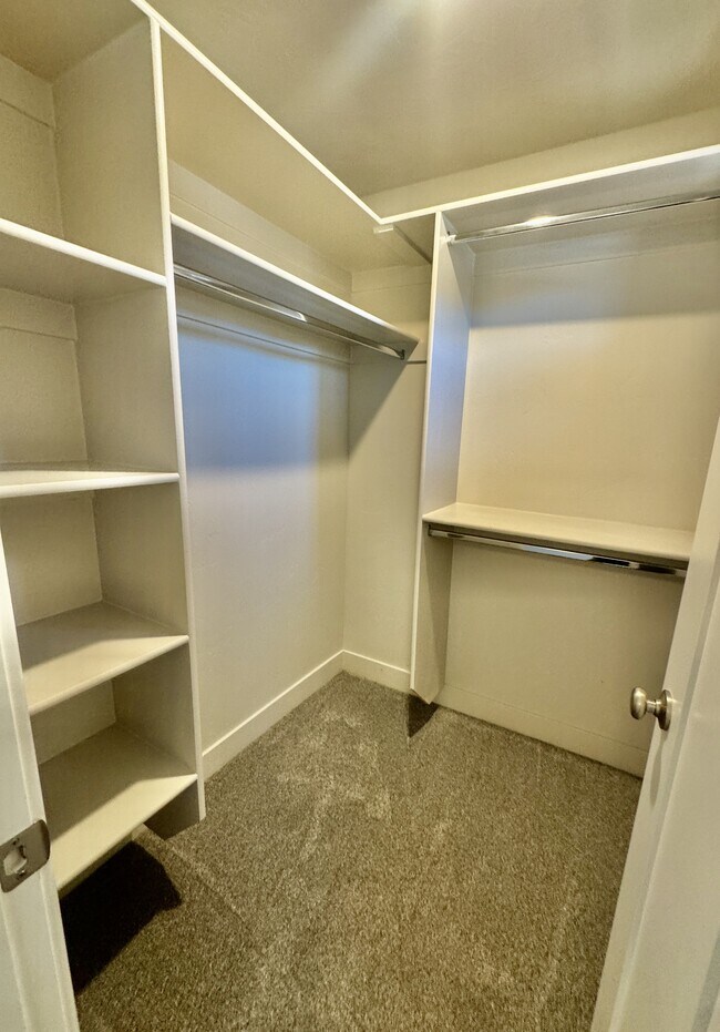 Building Photo - 2261 S Tonaquint Dr