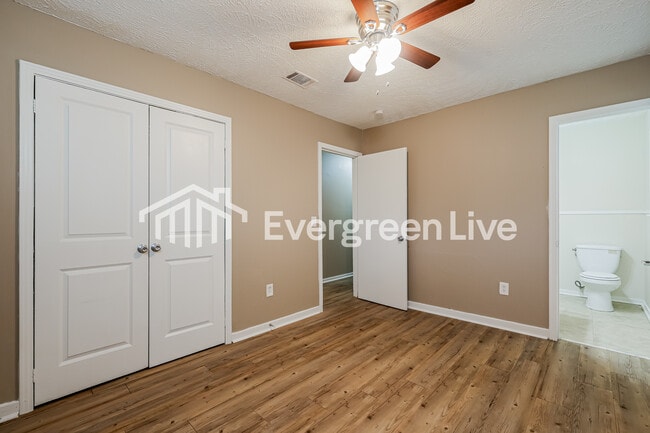 Building Photo - 205 Larado Dr