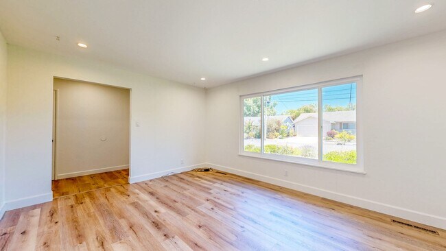 Building Photo - 1925 Leafgreen Dr