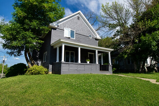 Building Photo - 836 S Newton Ave