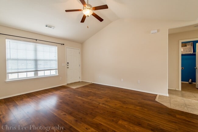 Building Photo - Well-Kept 3 BR home Near Walmart and Schools!