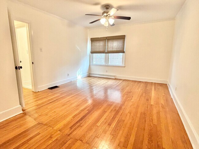 Building Photo - Spacious 3 Bedroom Convenient to Downtown High Point!