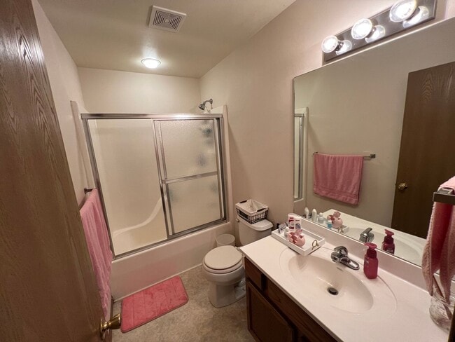 Building Photo - Pre-Leasing for 26/27 School Year