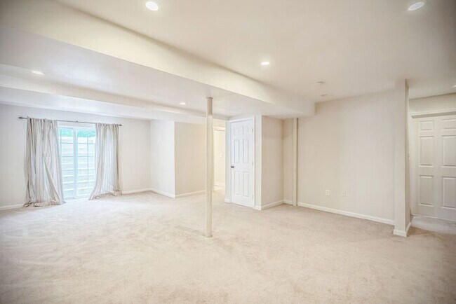 Building Photo - 1024 Martin Dr