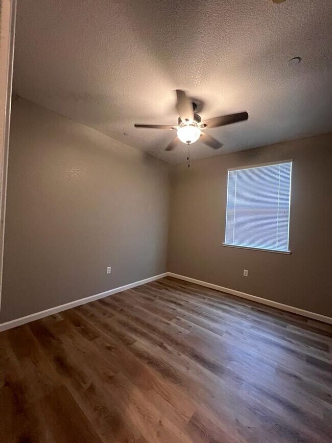 Building Photo - 427 Anchor Ln