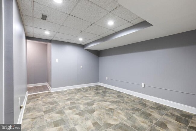 Building Photo - 422 Folcroft St