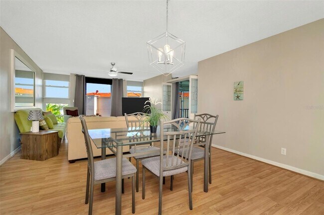 Building Photo - 7400 Sun Island Dr S