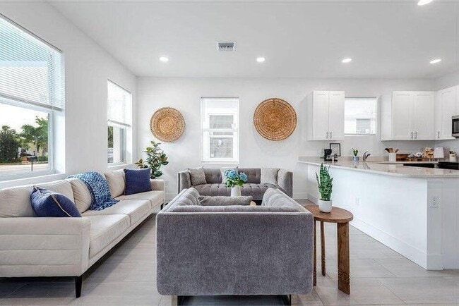 Building Photo - 2683 Hiawatha Ave