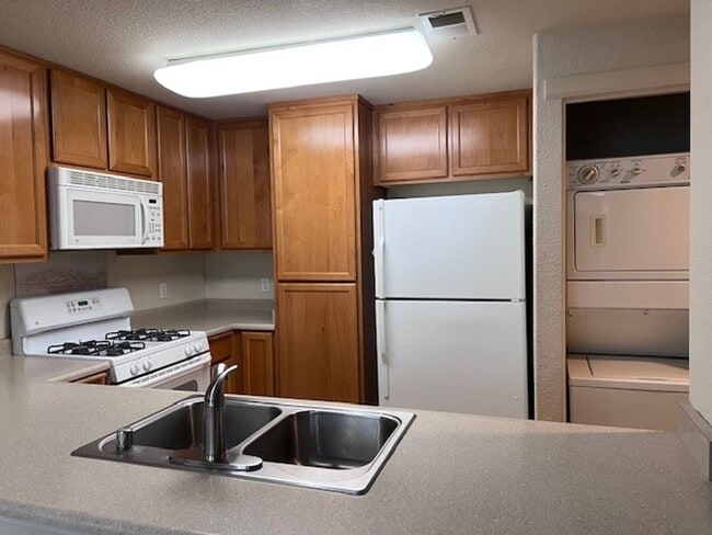 Building Photo - Gated condo with 1 car garage and community pool.