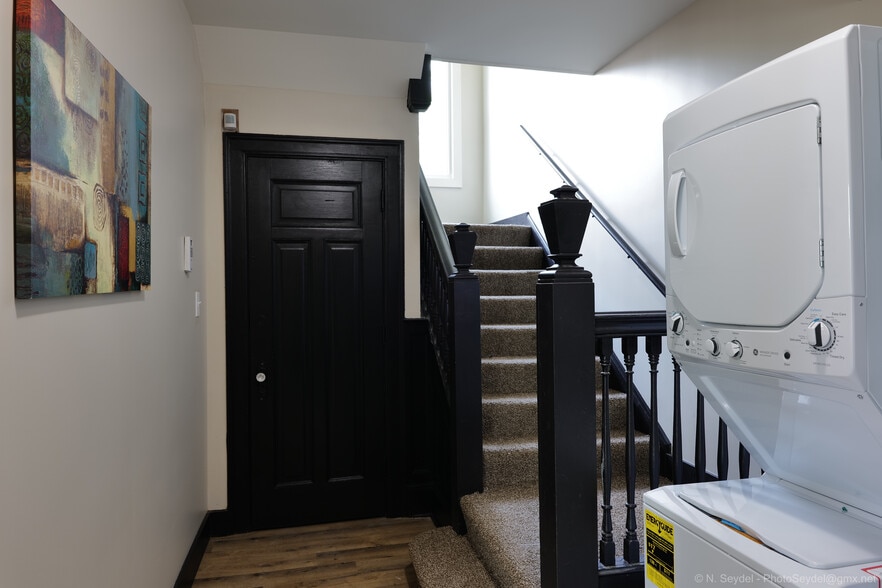 Building Photo - 266 King St