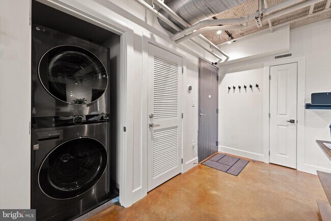 Building Photo - 916 G St NW