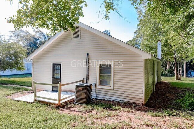 Building Photo - Charming 2 Bedroom in LaGrange!