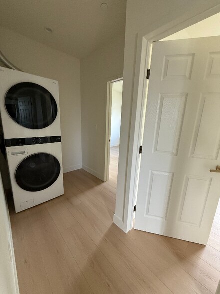 Building Photo - 10157 Swinton Ave