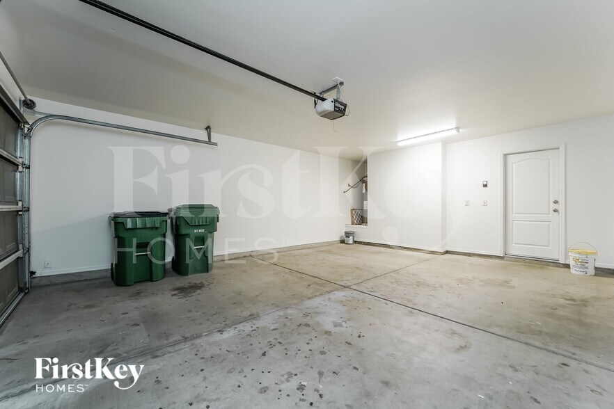 Building Photo - 8711 N Moonfire Dr