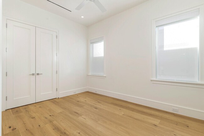 Building Photo - 261 Royal Poinciana Way