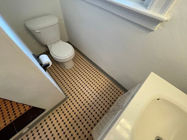 Building Photo - 213 S Aiken Ave