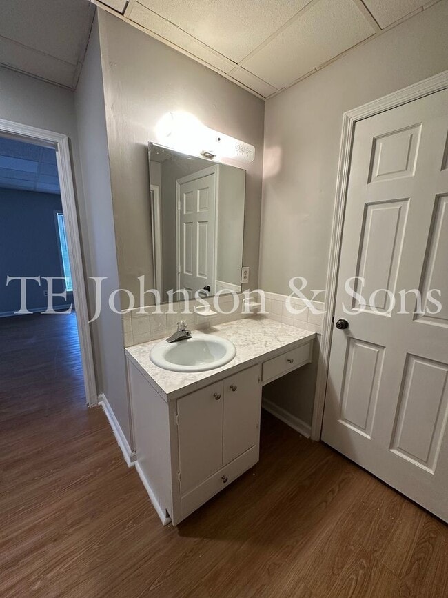 Building Photo - Two Bedroom Condo Convenient To WFU