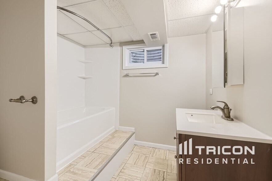 Building Photo - 4102 Brenton Dr