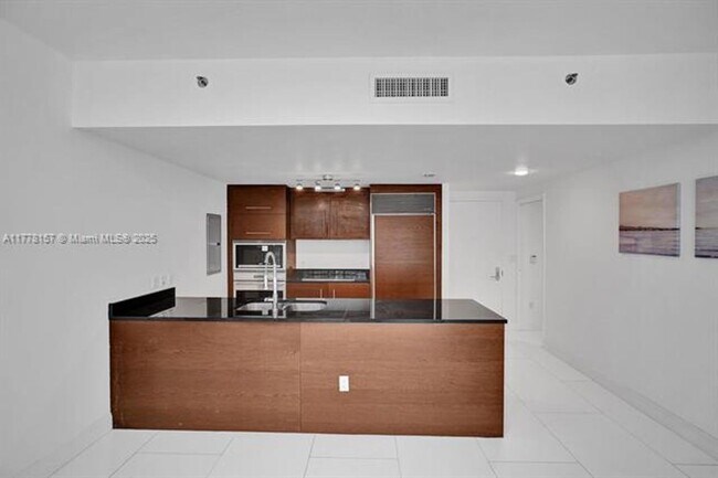 Building Photo - 475 Brickell Ave