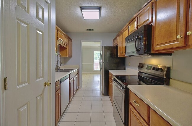 Building Photo - 210 Easy St