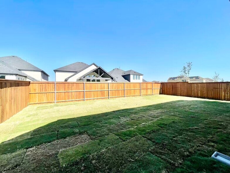 Building Photo - 16205 Garden Dr